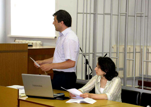 Юрист "Черновика" Биякай Магомедов и главред газеты Надира Исаева. Фото "Кавказского Узла" Юрист "Черновика" Биякай Магомедов и главред газеты Надира Исаева. Фото "Кавказского Узла"