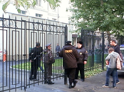 Москва, у входа в Дорогомиловский суд. Перед началом заседания по делу "Черных ястребов". Фото "Кавказского Узла"