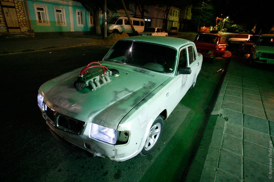 &laquo;Ликуйл&raquo;, &laquo;Юкойл&raquo;, &laquo;ЮКАС&raquo; &mdash; на выбор любые псевдобренды. Половина заправок продает газ, это тут очень распространено. Практически весь автопарк состоит из Жигулей. Встречаются, правда, и крутые тачки. Вот образец кавказского тюнинга: 