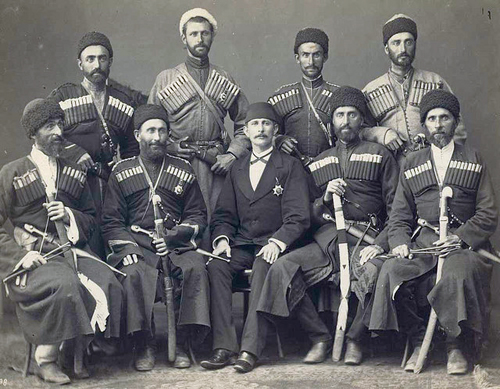 Групповой портрет военных-черкесов и турецкого чиновника. Турция, 1-я половина XX века. Фото: Nabi Yücel/www.flickr.com Групповой портрет военных-черкесов и турецкого чиновника. Турция, 1-я половина XX века. Фото: Nabi Yücel/www.flickr.com