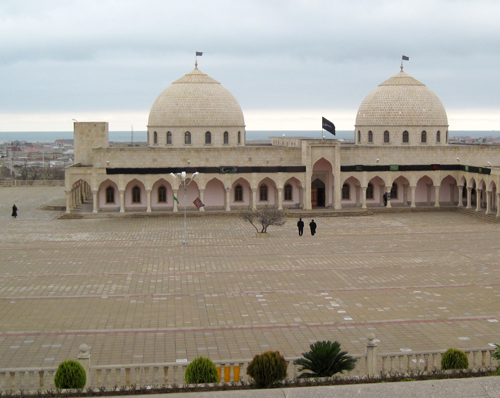 Азербайджан, поселок Нардаран: Нардаранский пир (святилище), здания для исполнения религиозных обрядов. 2 января 2011 г. Фото "Кавказского узла" 