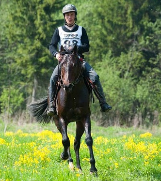 Рашид Узденов из Карачаево-Черкесии, занявший второе место на дистанции 80 км, на карачаевск​ом жеребце Арсенале. Деревня Инино Калужской области, 20-22 мая 2011 г. Фото Полины Лурье