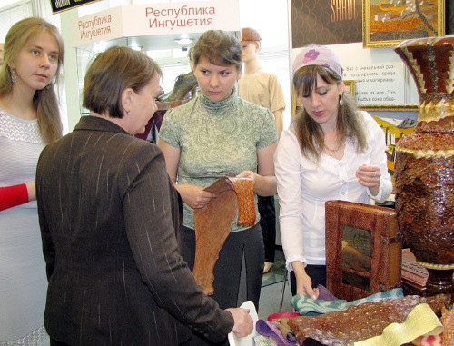 Посетители выставки у стенда ООО «Shadi», где представлены эксклюзивные изделия из рыбьей кожи. Москва, 15 мая 2012 г. Фото Натальи Крайновой для "Кавказского узла"