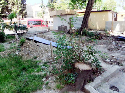Сочи, 3 июня 2012 г. Уничтоженная строительством придомовая территория по улице Гагарина, 66. Фото Светланы Кравченко для "Кавказского узла"