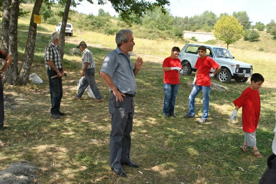 К концу мероприятия к нам пришёл мэр Авагимян (в середине), чтобы посмотреть как мы справились с этой трудной работой и остался очень доволен. К концу мероприятия к нам пришёл мэр Авагимян (в середине), чтобы посмотреть как мы справились с этой трудной работой и остался очень доволен.