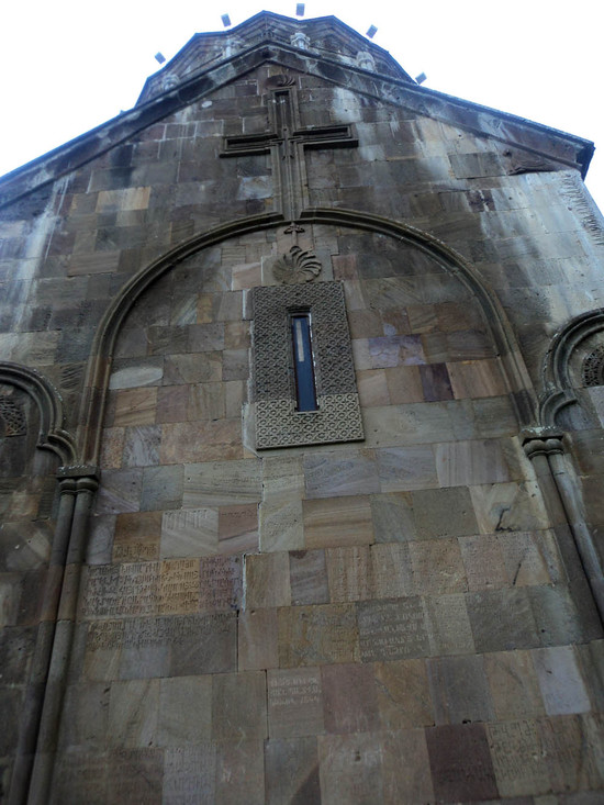 Одна из стен Гандзасарского монастыря.