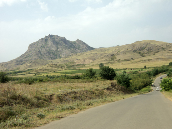 Эта гора для всех ориентир, что пора сворачивать на право к монастырю. Амарас.