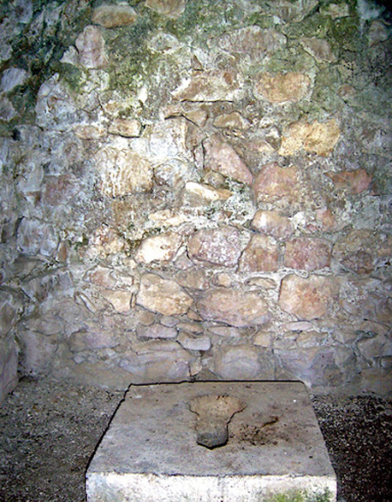 Крепостной туалет. Амарас. Крепостной туалет. Амарас.