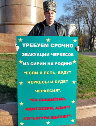 Аднан Хуадэ в одиночном пикете. Майкоп, 24 ноября 2012 г. Фото с личной страницы Аднана Хуадэ в Facebook.ru Аднан Хуадэ в одиночном пикете. Майкоп, 24 ноября 2012 г. Фото с личной страницы Аднана Хуадэ в Facebook.ru