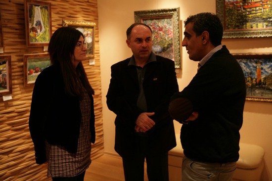 Слева организатор мероприятия (выставки и встречи с А.Бегларяном), редактор журнала &laquo;Жам&raquo;, профессор культурологии Анна Гиваргизян,  справа художник Аркадий Севумян.