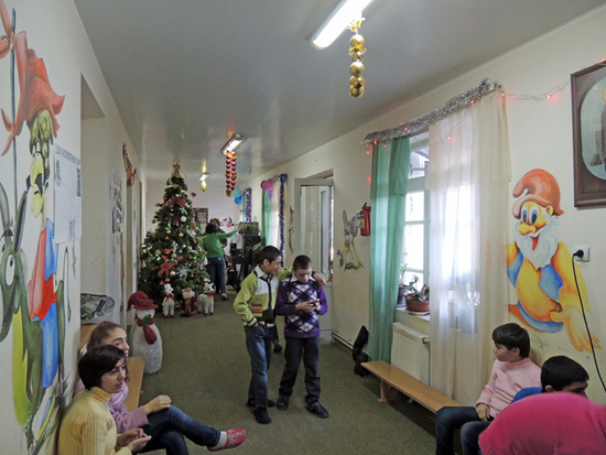 Помещение дома-тнтерната, где выставлена Новогодняя ёлка. Помещение дома-тнтерната, где выставлена Новогодняя ёлка.