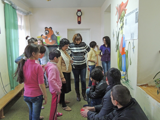 Воспитатели Арамян Рита (слева) и Арутюнян Зоя с детьми. Воспитатели Арамян Рита (слева) и Арутюнян Зоя с детьми.