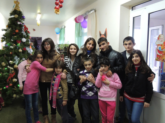 Студентки АрГУ Шахназарян Карине (слева) и Аванесян Кристина с детьми.. Студентки АрГУ Шахназарян Карине (слева) и Аванесян Кристина с детьми..