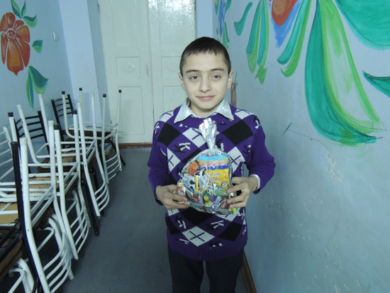 Самвелик, находится в интернате с братьями и сёстрами.. Самвелик, находится в интернате с братьями и сёстрами..