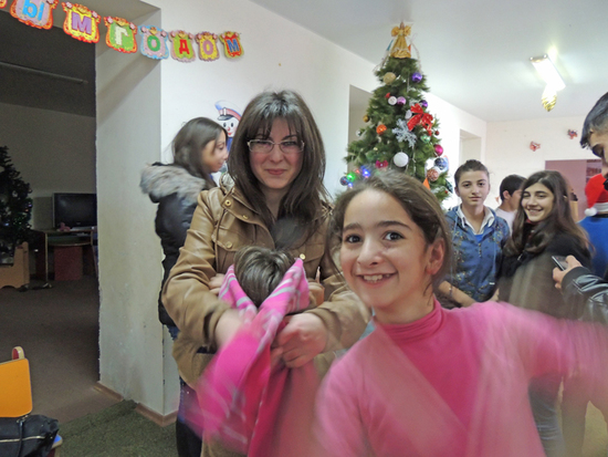 Студентка АрГУ Карине с воспитаннице интерната Ангелиной. Студентка АрГУ Карине с воспитаннице интерната Ангелиной.