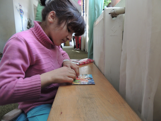 Нарине ловко собирает пазлы... Нарине ловко собирает пазлы...