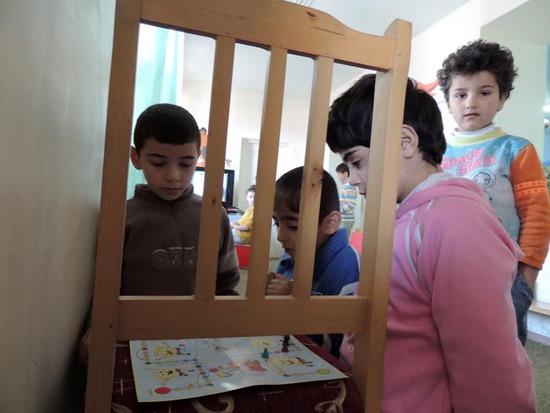 Айко, Артак, Диана и Нонна играют в игру Метрополь Айко, Артак, Диана и Нонна играют в игру Метрополь