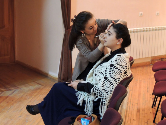 Перед спектаклем. Девочки помогают друг-другу привести себя в порядок.jpg Перед спектаклем. Девочки помогают друг-другу привести себя в порядок.jpg