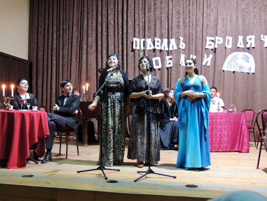 undefined Настя Вольц (Гаяне), Варвара Панина (Жанна) и Тамара Грузинская (Эсмиральда) поют романс на ст. Есенина Над окошком месяц.jpg