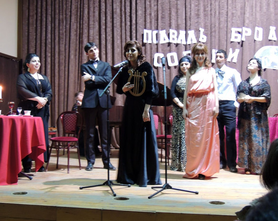 Надежда Теффи приняла музу любовной лирики в свои руки.jpg Надежда Теффи приняла музу любовной лирики в свои руки.jpg