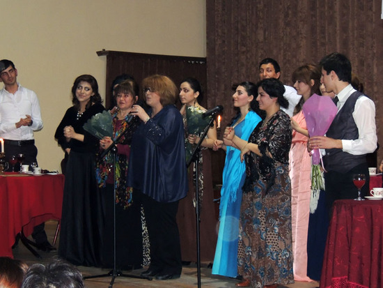 Жанна Крикорова принмает поздравления, рассказывает о том, как зародилась идея, как говтоился сам спектакль... Жанна Крикорова принмает поздравления, рассказывает о том, как зародилась идея, как говтоился сам спектакль...