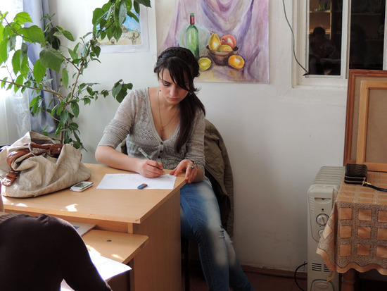 Нара делает зарисовки. Нара делает зарисовки.