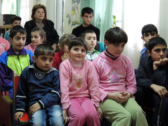 Мелкие, может и не всё понимали по-русски, но с удовольствием смотрели сказку. Мелкие, может и не всё понимали по-русски, но с удовольствием смотрели сказку.