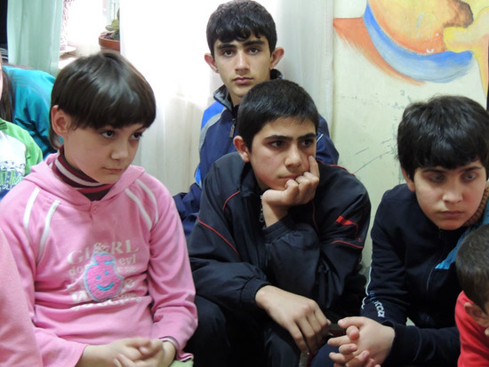 Напряжённые лица, эти дети взрослее... Напряжённые лица, эти дети взрослее...