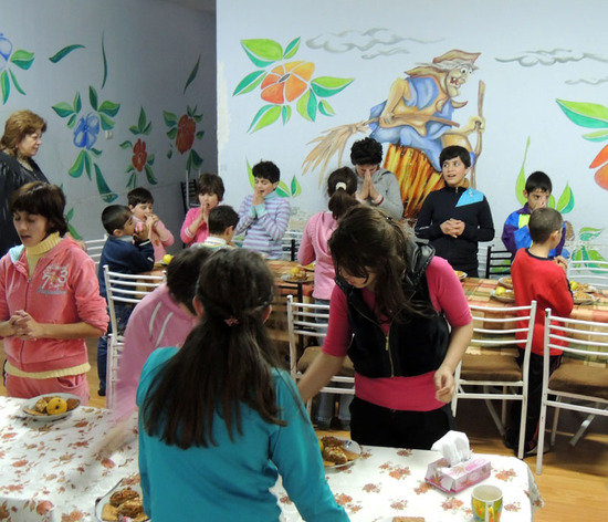 Дети молятся Богу, перед тем как сеть за стол... Дети молятся Богу, перед тем как сеть за стол...