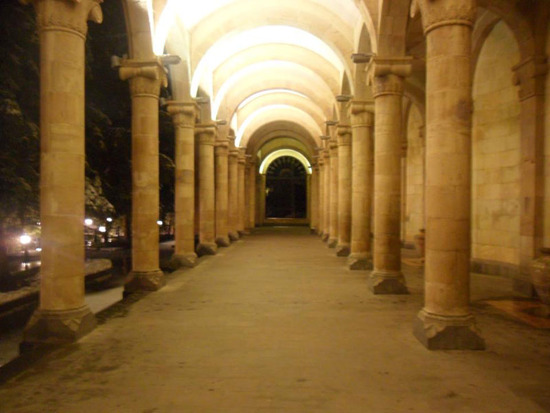 За колоннами (справа) знаменитные лечебные источники минеральной воды. За колоннами (справа) знаменитные лечебные источники минеральной воды.