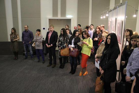 Фотовыставка работ Смбата Мелконяна. Посетители. Фотовыставка работ Смбата Мелконяна. Посетители.