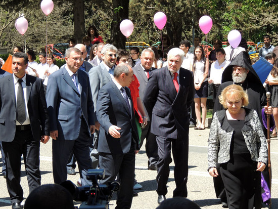 Официальные лица и гости подошли к школе. Официальные лица и гости подошли к школе.