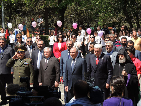 Играет Гимн Нагорного Карабаха. Играет Гимн Нагорного Карабаха.