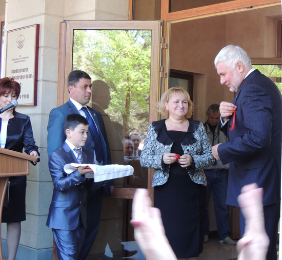 Ленту перерезали Эдуард Саркисов и Людмила Оганесян. Ленту перерезали Эдуард Саркисов и Людмила Оганесян.