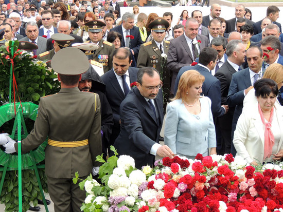 Возложение цветов. Возложение цветов.
