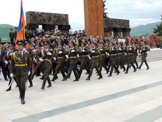 Проходит рота почётного караула. Проходит рота почётного караула.