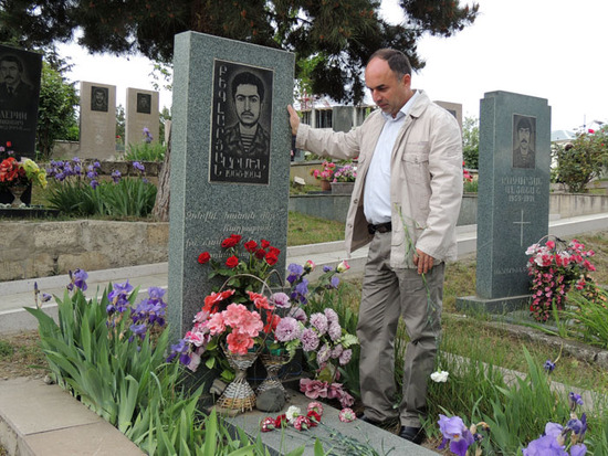 Ашот у могилы боевого товарища... Ашот у могилы боевого товарища...