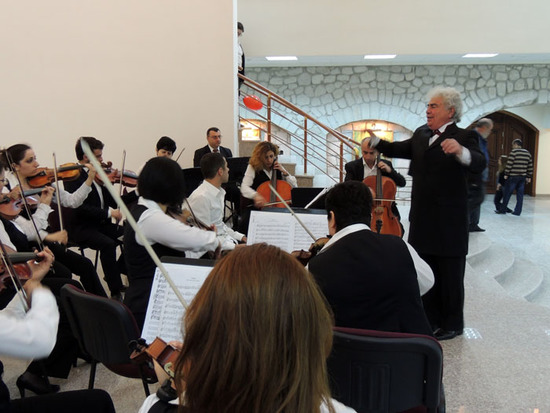 Арцахский камерный оркестр под руководством Геворга Мурадяна. Арцахский камерный оркестр под руководством Геворга Мурадяна.