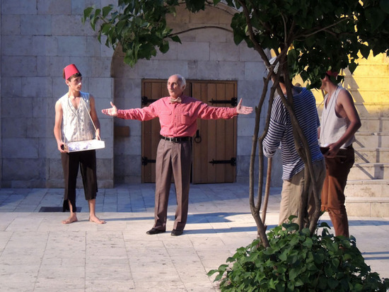 Сцена из оперетты. Владиимир Овчиян. Артист Степанаертского драмтеатра. Сцена из оперетты. Владиимир Овчиян. Артист Степанаертского драмтеатра.