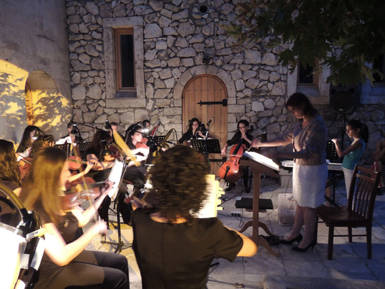 Государственного хора Арцаха под руководством дирижёра Нины Григорян. Государственного хора Арцаха под руководством дирижёра Нины Григорян.