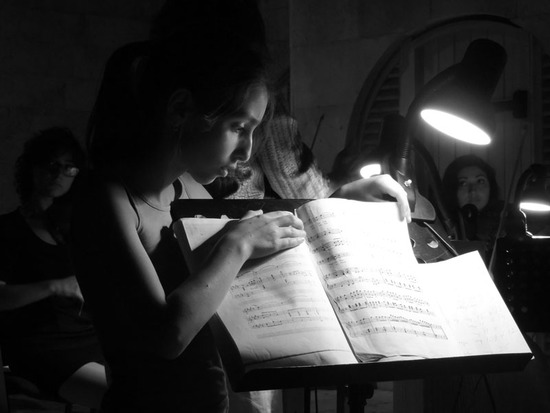 Малышка помогает читать ноты... Малышка помогает читать ноты...