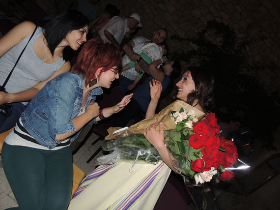 Армине и Зоя (справа) поздравляют свою подругу Софи с прекрасно исполненной работой... Армине и Зоя (справа) поздравляют свою подругу Софи с прекрасно исполненной работой...