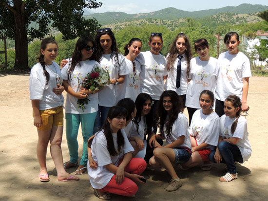 Часть девушек - участниц лагеря. Часть девушек - участниц лагеря.