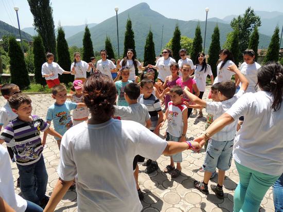 Дети пошли в пляс, улышав заводную музыку... Дети пошли в пляс, улышав заводную музыку...