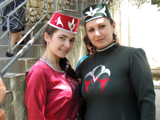 Гаяне (слева) играет на каноне, Карине спрва - солистка ансамбля. Гаяне (слева) играет на каноне, Карине спрва - солистка ансамбля.