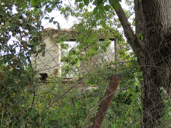 Разрушенный во время войны дом... Разрушенный во время войны дом...