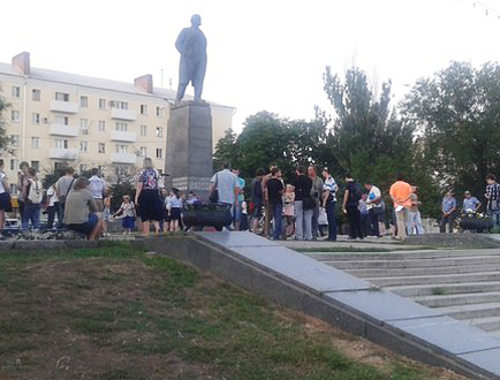 Стихийный народный сход в поддержку оппозиционера и блогера Алексея Навального. Ростов-на-Дону, 18 июля 2013 г. Фото предоставлено участниками акции. Стихийный народный сход в поддержку оппозиционера и блогера Алексея Навального. Ростов-на-Дону, 18 июля 2013 г. Фото предоставлено участниками акции.