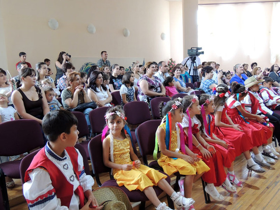 Дети ждут своего выхода. Дети ждут своего выхода.