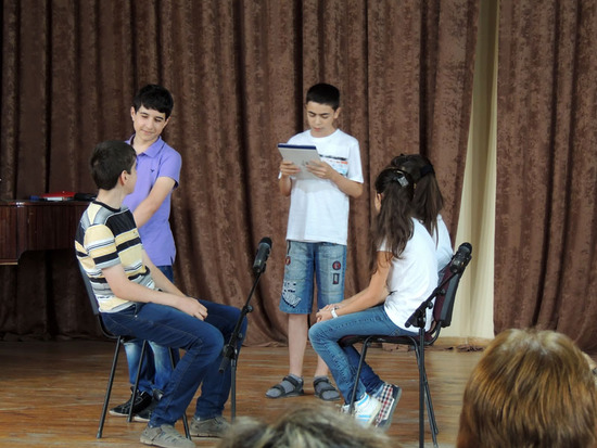 Сценка из спектакля. Сценка из спектакля.