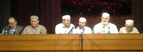 Президиум форума "Эстафета мира и братства". Махачкала, 20 августа 2013 г. Фото Тимура Газдарова для "Кавказского узла" Президиум форума "Эстафета мира и братства". Махачкала, 20 августа 2013 г. Фото Тимура Газдарова для "Кавказского узла"